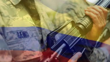 Kafkas askerlerinin üzerinde dalgalanan Kolumbia bayrağının animasyonu. Silahlı kuvvetler, kamu savunması, vatanseverlik ve bağımsızlık kavramı dijital olarak oluşturulmuş video.