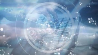 Dizüstü bilgisayar üzerinden tarama ve bağlantı ağının animasyonu. küresel bağlantılar, ağ oluşturma ve dijital arayüz kavramı dijital olarak oluşturulmuş video.