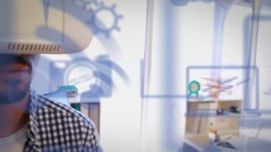 Ofiste VR kulaklık takan adama karşı birden fazla mavi dijital simge. İş ve teknoloji fütüristik kavram