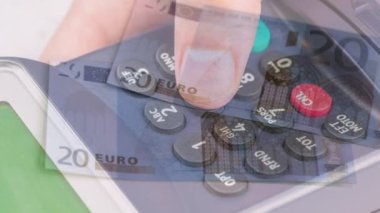 Avro banknotlarının animasyonu, elinde ödeme terminali bulunan beyaz adamın eline düşüyor. finans, para, nakit ödeme yok güvenlik dijital video oluşturuldu.