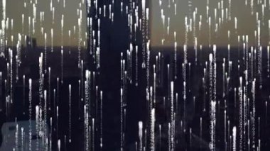 Şehir manzarası üzerinde veri işleme animasyonu. küresel bağlantılar, veri işleme ve dijital arayüz konsepti dijital olarak oluşturulmuş video.