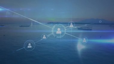 Arka planda deniz manzarası üzerinden insanlarla olan bağlantı ağının animasyonu. küresel bağlantılar, veri işleme ve dijital arayüz konsepti dijital olarak oluşturulmuş video.