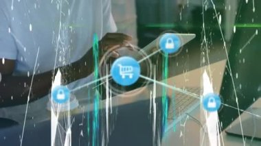 Tablet kullanan insan üzerinde bağlantı ve veri işleme ağının mühimmatı. küresel bağlantılar, iş dünyası, dijital arayüz, teknoloji ve ağ konsepti dijital olarak oluşturulmuş video.