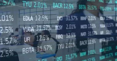 İş kadını üzerinden finansal veri işleme animasyonu. küresel iş, finans ve veri işleme kavramı dijital olarak oluşturulmuş video.