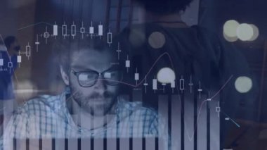 Çeşitli erkek basketbol oyuncuları üzerinde finansal veri işleme animasyonu. spor, bağlantılar ve dijital arayüz konsepti dijital olarak oluşturulmuş video.