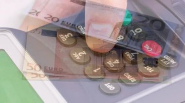 Avro banknotlarının animasyonu, elinde ödeme terminali bulunan beyaz adamın eline düşüyor. finans, para, nakit ödeme yok güvenlik dijital video oluşturuldu.