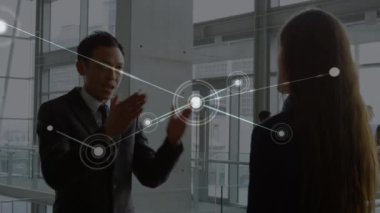 Ofisteki çeşitli iş adamları üzerindeki bağlantı ağlarının animasyonu. küresel iş, veri işleme ve dijital arayüz kavramı dijital olarak oluşturulmuş video.
