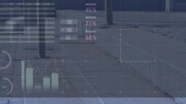 Sokaklarda yürüyen farklı insanlar üzerinde finansal veri işleme animasyonu. küresel iş, veri işleme ve dijital arayüz konsepti dijital olarak oluşturulmuş video.