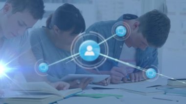 İş arkadaşları üzerinden simgelerle bağlantı ağının animasyonu. küresel bağlantılar, iş ve dijital arayüz kavramı dijital olarak oluşturulmuş video.