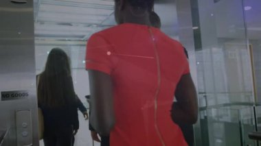 Ofisteki çeşitli iş adamları üzerindeki bağlantı ağlarının animasyonu. küresel iş, veri işleme ve dijital arayüz kavramı dijital olarak oluşturulmuş video.