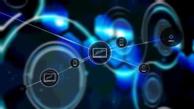 Siyah arkaplandaki mavi şekillerin üzerindeki simgelerle bağlantılı ağların animasyonu. küresel bağlantılar, veri işleme ve dijital arayüz konsepti dijital olarak oluşturulmuş video.