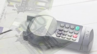 Avro banknotlarının ödeme terminalinin üzerine düşmesi. finans, para, nakit ödeme yok güvenlik dijital video oluşturuldu.