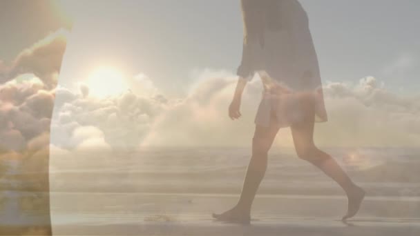 海岸を歩く白人女性の上に雲のアニメーション レジャーとエンターテイメントのコンセプトデジタル生成ビデオ — ストック動画