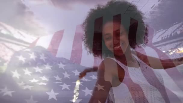 ビーチで楽しんでいる友人のグループにウサの旗を振るアニメーション 愛国心とお祝いの概念デジタルで生成されたビデオ — ストック動画