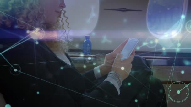 飛行機の中でスマートフォンを使用して 白人のビジネス女性を超える接続のネットワークのアニメーション 世界規模の接続 データ処理 デジタルインターフェースの概念デジタル生成ビデオ — ストック動画