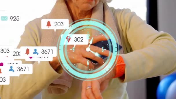 Анимация Часов Над Иконами Социальных Сетей Пожилая Женщина Помощью Смартфона — стоковое видео