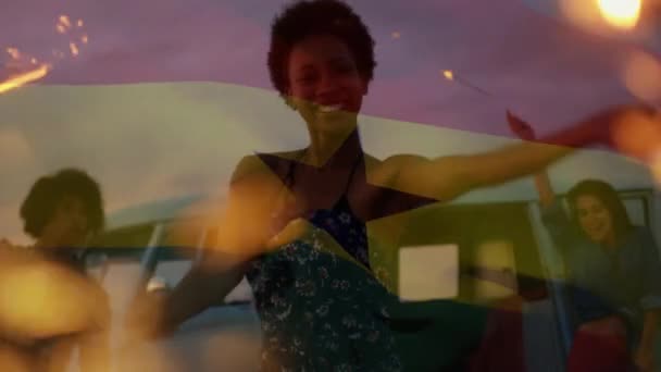 Анимация Размахивания Флагом Ганы Над Группой Друзей Веселящихся Пляже Путешествия — стоковое видео