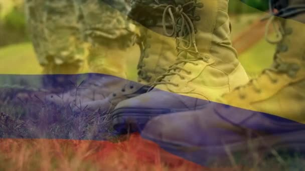 Κινούμενο Σχέδιο Σημαίας Της Κολόμπια Κυματίζει Πάνω Από Μπότες Στρατιώτες — Αρχείο Βίντεο