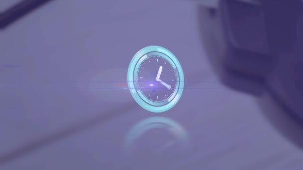 背景のぼやけた光路上の時計で回転範囲スキャンのアニメーション グローバルなコミュニケーションデータ共有とデジタルインターフェースの概念デジタルで生成されたビデオ — ストック動画