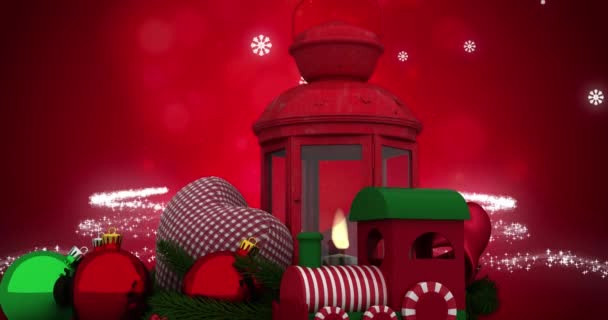 Kırmızı Arkaplana Düşen Karların Üzerine Süs Eşyası Fenerle Noel Süslerinin — Stok video