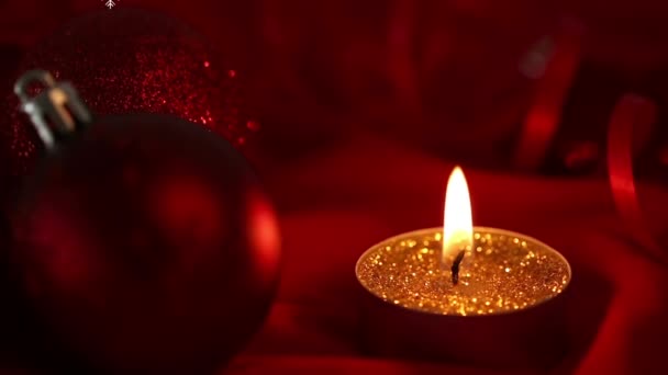 圣诞装饰品挂在红色圣诞彩灯和燃烧的灯的近景下 圣诞节的庆祝和庆祝概念 — 图库视频影像