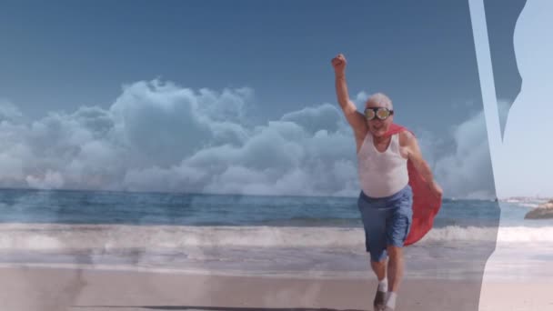 Animacja Chmur Nad Starszym Białym Mężczyzną Kostiumie Superbohatera Plaży Koncepcja — Wideo stockowe