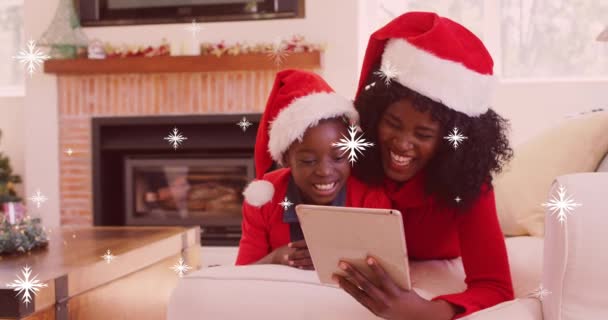 在圣诞节用石碑在非洲裔美国母亲和儿子身上的降雪动画 圣诞节 传统和庆祝概念数字制作的视频 — 图库视频影像