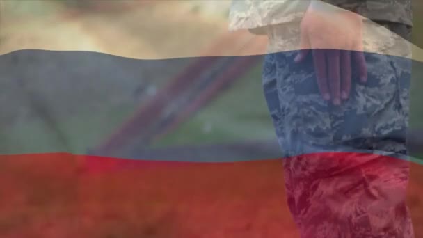 俄罗斯国旗在高加索男性士兵之上的动画 爱国主义概念数码视频 — 图库视频影像