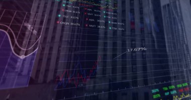 Borsa ve finansal veriler arka plandaki yüksek binalara karşı işleniyor. küresel finans ve teknoloji kavramı.