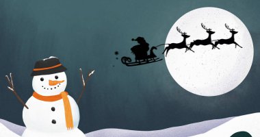 Arka planda dolunay ve kardan adam olan ren geyikleri tarafından kızakla çekilen siyah bir Noel Baba silueti..