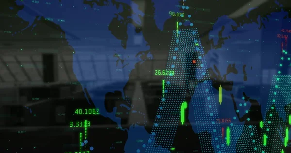 背景に空のオフィスに対する世界地図上の金融データ処理 世界の金融とビジネスの概念 — ストック写真