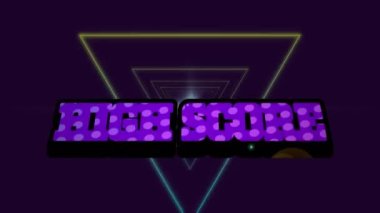Koyu arkaplanda hareketli geometrik şekillerin yüksek skorun animasyonu. Video oyunu, eğlence ve dijital arayüz kavramı dijital olarak oluşturuldu.