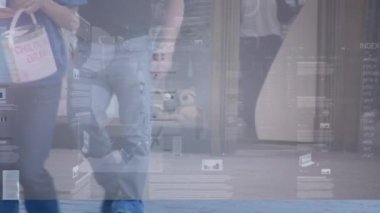 Sokaklarda yürüyen farklı insanlar üzerinde finansal veri işleme animasyonu. küresel iş, veri işleme ve dijital arayüz konsepti dijital olarak oluşturulmuş video.