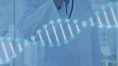 Stetoskop tutan erkek doktorun üzerinde dönen DNA ipliği animasyonu. küresel tıp, bilim, iletişim ve bağlantılar konsepti dijital olarak oluşturulmuş video.