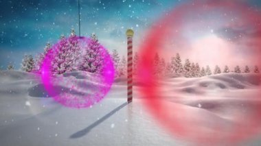 Kışın kuzey kutbuna düşen kara karşı asılı renkli takılar. Noel şenliği ve kutlama konsepti