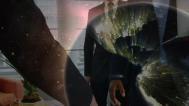 Çeşitli iş adamlarının ofiste el sıkışması üzerine dünya ve bağlantı ağlarının animasyonu. küresel iş, veri işleme ve dijital arayüz kavramı dijital olarak oluşturulmuş video.