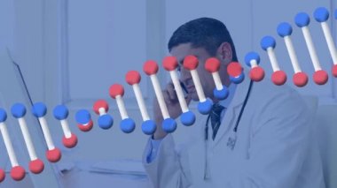 Telefonda konuşan melez bir erkek doktorun DNA 'sının canlandırması. Tıbbi ve sağlık hizmetleri, bağlantılar ve dijital arayüz konsepti dijital olarak oluşturulmuş video.