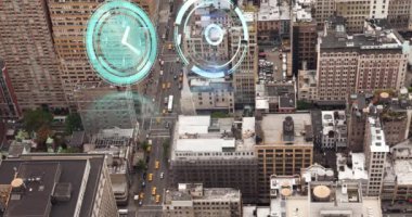 Kar yağışının animasyonu, hareket eden saat ve teleskop şehir manzarasını tarıyor. küresel iş, veri işleme ve dijital arayüz kavramı dijital olarak oluşturulmuş video.