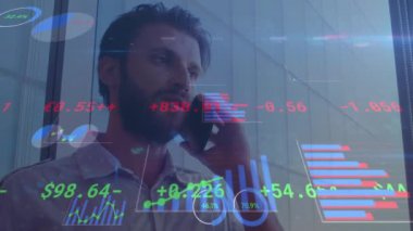 Akıllı telefon kullanarak iş adamının finansal veri işleme animasyonu. küresel iş, finans, bağlantılar, veri işleme ve dijital arayüz kavramı dijital olarak oluşturulmuş video.