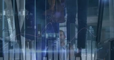 Modern ofiste yürüyen çeşitli iş adamları üzerinde finansal veri işleme animasyonu. küresel iş, finans, bağlantılar ve dijital arayüz konsepti dijital olarak oluşturulmuş video.