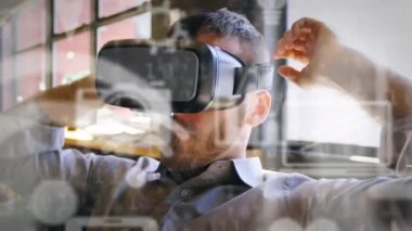 VR kulaklık takan beyaz adamın veri işleme ve sosyal medya simgelerinin animasyonu. küresel dijital arayüz, teknoloji ve sosyal medya konsepti dijital olarak oluşturulmuş video.