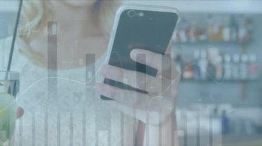 Akıllı telefon kullanan Kafkasyalı iş kadınının finansal veri işleme animasyonu. küresel iş, finans, bağlantılar ve dijital arayüz konsepti dijital olarak oluşturulmuş video.