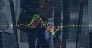 İş adamları üzerinde finansal veri işleme animasyonu. küresel iş, finans ve veri işleme kavramı dijital olarak oluşturulmuş video.