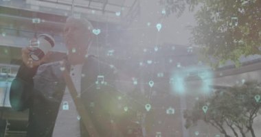 Üst sınıfların kahve içmesi üzerine sosyal medya simgelerinin canlandırılması. Sosyal medya ve iletişim konsepti dijital olarak oluşturulmuş video.