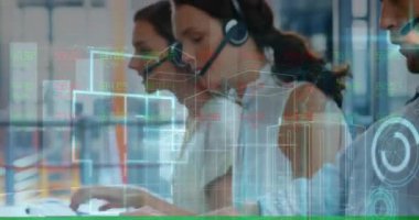 Telefon kulaklığı kullanan iş adamlarının istatistik ve veri işleme animasyonları. küresel iş, finans, veri işleme ve dijital arayüz kavramı dijital olarak oluşturulmuş video.