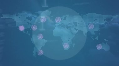 Finansal veri işleme animasyonu ve mavi arka planda dünya haritası. küresel iş, finans, bağlantılar ve dijital arayüz konsepti dijital olarak oluşturulmuş video.