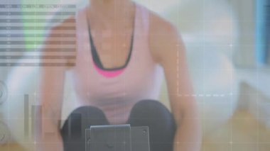 Formda kadın egzersizi üzerine istatistiklerin animasyonu. küresel bağlantılar, spor, fitness ve veri işleme konsepti dijital olarak oluşturulmuş video.