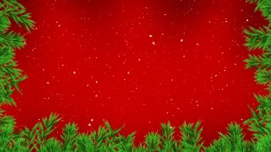 Kırmızı arkaplanda, karların üzerine düşen yeşil ağaç dalları. Noel şenliği ve kutlama konsepti