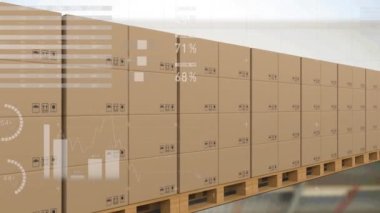 Arkaplandaki taşıma bandındaki karton kutuların üzerinden geçen istatistiklerin canlandırması. küresel gönderim ve bağlantılar konsepti dijital olarak oluşturulmuş video.