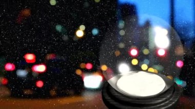 Yılbaşı kar küresinin üzerine yağan ve şehir ışıkları sönmüş kar animasyonu. Noel, gelenek ve kutlama konsepti dijital olarak oluşturuldu.